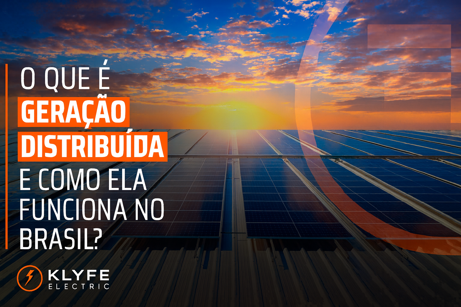 Vista de um campo de painéis solares ao pôr do sol, com céu alaranjado e nuvens. Texto sobreposto: O que é geração distribuída e como ela funciona no Brasil? Logo da Klyfe Electric em destaque.