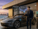 Proprietário verificando pelo celular os benefícios da Mobilidade Elétrica e Infraestrutura de Recarga em sua garagem moderna.