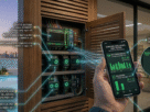 Proprietário controlando os gastos da casa pelo celular graças aos Sensores IoT para Monitoramento Elétrico instalados no quadro de energia.
